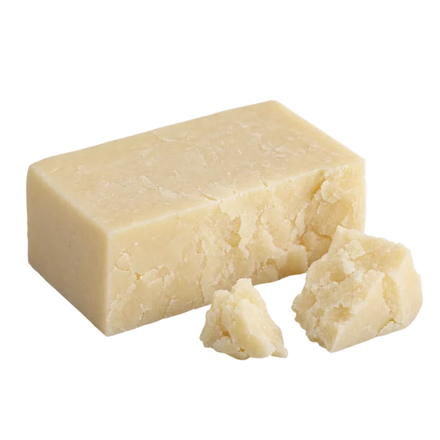 Illustration d’un bloc de cheddar ivoire et de morceaux émiettés ; durée d’affinage non vérifiable sur l’image